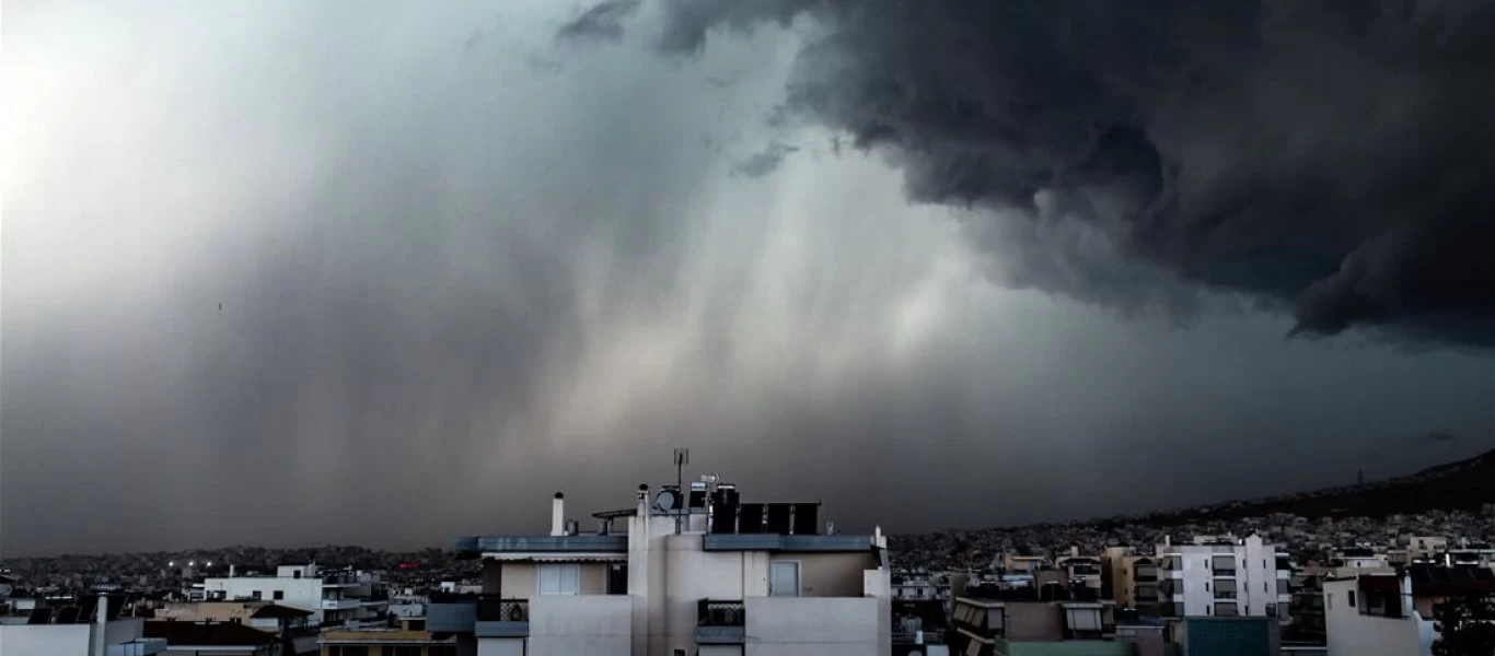 Καταρρακτώδης βροχή αυτή την ώρα στα βόρεια προάστια